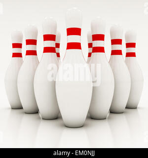 Bianco pin bowling su sfondo bianco Foto Stock