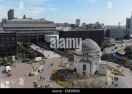 Birmingham, Regno Unito. Xv Apr, 2015. La vecchia Biblioteca centrale di Birmingham che è in procinto di essere demolito può essere visto al di là di Birmingham's Hall di memoria nel centro della citta'. Credito: Michael Scott/Alamy Live News Foto Stock