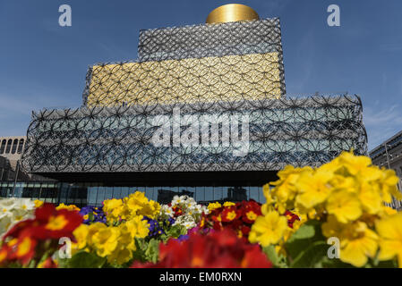 Birmingham, Regno Unito. Xv Apr, 2015. La biblioteca di Birmingham si crogiola al sole dietro un letto di fiori. Credito: Michael Scott/Alamy Live News Foto Stock