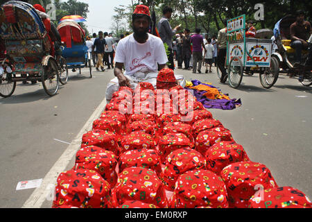 Dacca in Bangladesh. Il 14 aprile, 2015. Un venditore ambulante di attesa per i clienti sulla strada in un giorno di celebrazione di Bangali Anno Nuovo o 'Pohela Baishakh' a Dhaka. Il festival segna il nuovo anno del 1422. Credito: Mamunur Rashid/Alamy Live News Foto Stock