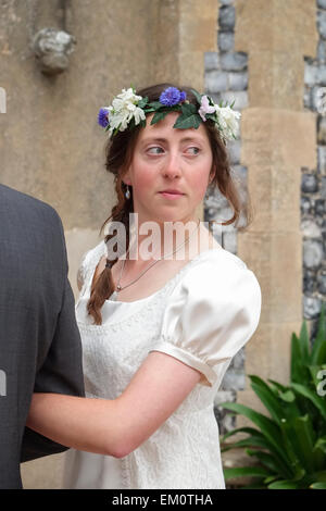 Sposa entrando in chiesa sul braccio di suo padre e guardando indietro Foto Stock