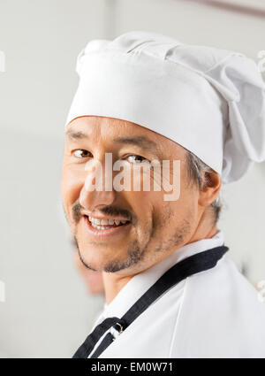 Closeup ritratto di felice chef maschio Foto Stock