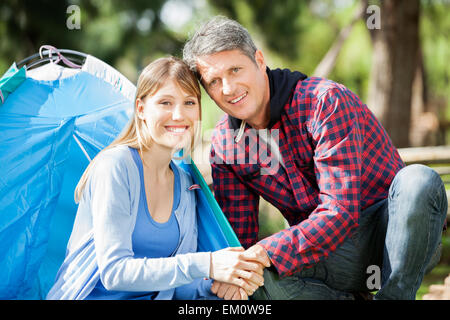 Coppia sorridente nel campeggio park Foto Stock