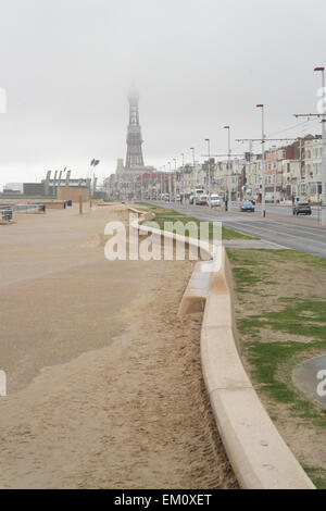 Blackpool, Regno Unito. Il 15 aprile, 2015. Meteo news, la parte superiore della torre scompare con la nebbia e la pioggia.. Credito: Gary Telford/Alamy live news Foto Stock