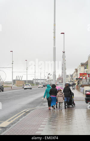 Blackpool, Regno Unito. Il 15 aprile, 2015. Notizie Meteo, villeggiante brave il noioso e bagnato nel primo pomeriggio. Credito: Gary Telford/Alamy live news Foto Stock