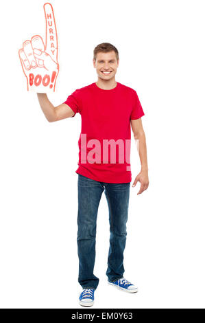 Casual guy mostrando grande appuntito di boo hurray mano Foto Stock