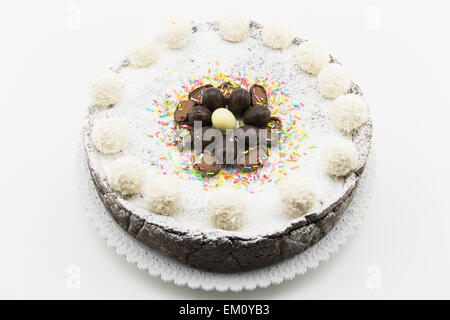 Torta di Pasqua con ripieno di ricotta e cioccolato decorate con uova di cioccolato e di zucchero a velo Foto Stock