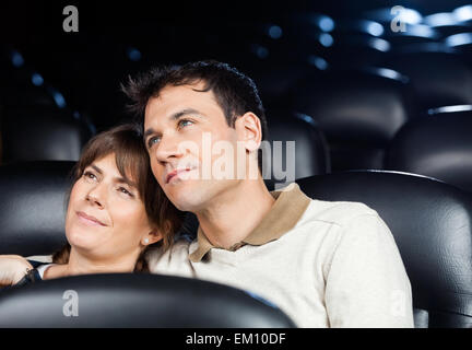 Amare giovane guardando film in teatro Foto Stock