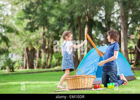 I fratelli combattimenti con pane polpettine in posizione di parcheggio Foto Stock