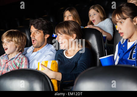 Stupiti le famiglie guardando film Foto Stock