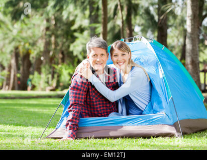 Amare giovane seduto in tenda al Park Foto Stock