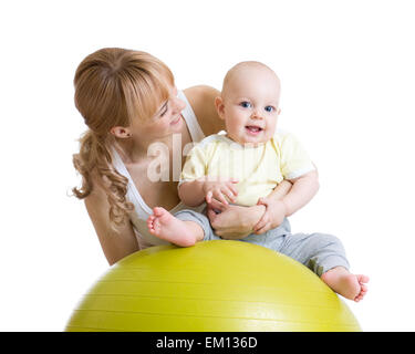 La madre e il bambino gioca con la palla fitness Foto Stock