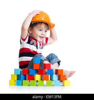 Kid ragazzo come un lavoratore edile nel casco di protezione Foto Stock