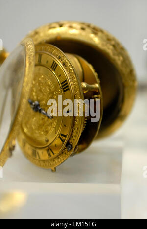 Orologio in oro, camera di orologi e mobili, museo Musée Paul-Dupuy Toulouse Francia Foto Stock