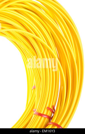 Il giallo di cavi in fibra ottica isolata su sfondo bianco Foto Stock