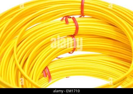 Il giallo di cavi in fibra ottica isolata su sfondo bianco Foto Stock