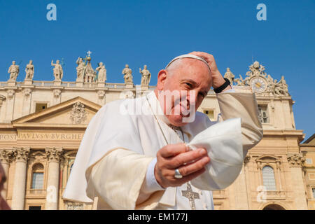 Città del Vaticano il 15 aprile 2015 il Santo Padre Francesco udienza generale in Piazza San Pietro Credito: Davvero Facile Star/Alamy Live News Foto Stock