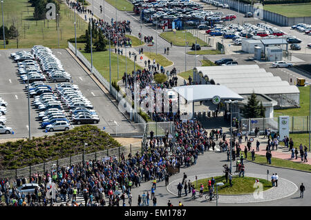 Mlada Boleslav, Repubblica Ceca. Xv Apr, 2015. Skoda auto dipendenti protestano davanti la sede centrale della società a sostegno di un salario escursione richiesti dai sindacati di Mlada Boleslav, Repubblica ceca, 15 aprile 2015. © Radek Petrasek/CTK foto/Alamy Live News Foto Stock