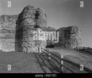 Esterno del main West gate di Pevensey Roman Fort, la C4° 'Sassone Shore' fort di Anderitum, vicino a Hastings, East Sussex. Foto Stock