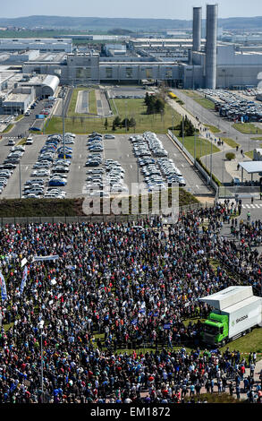 Mlada Boleslav, Repubblica Ceca. Xv Apr, 2015. Skoda auto dipendenti protestano davanti la sede centrale della società a sostegno di un salario escursione richiesti dai sindacati di Mlada Boleslav, Repubblica ceca, 15 aprile 2015. © Radek Petrasek/CTK foto/Alamy Live News Foto Stock