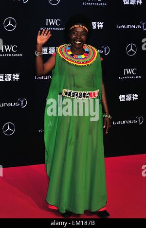 Shanghai, Cina. Il 15 aprile, 2015. Laureus World Sports Academy stati Tegla Loroupe pone per le foto sul tappeto rosso durante gli arrivi per i premi Laureus edizione - 2015 al Grand Theatre di Shanghai, Cina. Credito: Marcio Machado/ZUMA filo/Alamy Live News Foto Stock