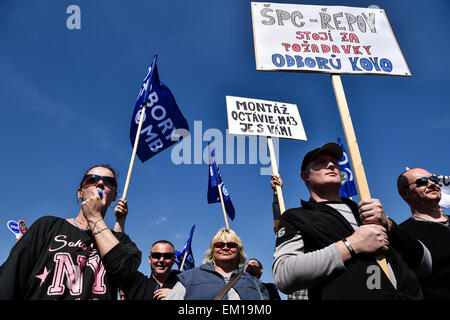 Mlada Boleslav, Repubblica Ceca. Xv Apr, 2015. Skoda auto dipendenti protestano davanti la sede centrale della società a sostegno di un salario escursione richiesti dai sindacati di Mlada Boleslav, Repubblica ceca, 15 aprile 2015. © Radek Petrasek/CTK foto/Alamy Live News Foto Stock