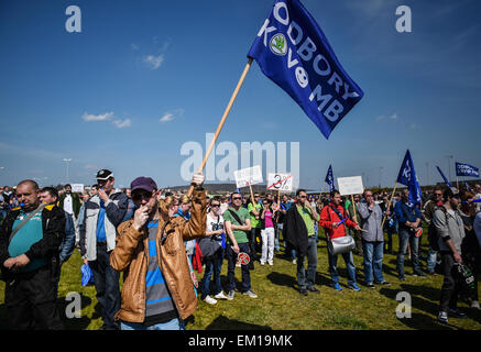Mlada Boleslav, Repubblica Ceca. Xv Apr, 2015. Skoda auto dipendenti protestano davanti la sede centrale della società a sostegno di un salario escursione richiesti dai sindacati di Mlada Boleslav, Repubblica ceca, 15 aprile 2015. © Radek Petrasek/CTK foto/Alamy Live News Foto Stock