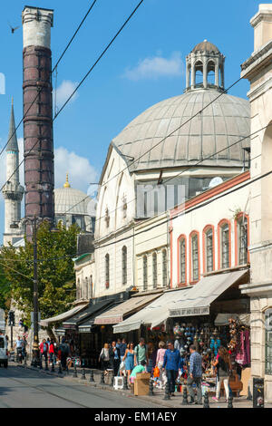 Türkei, Istanbul, Divanyolu, Kuppel des Cemberlitas-Hamam, die Konstantinsäule (Cemberlitas) und das Minarett der Atik Ali Pasqua Foto Stock