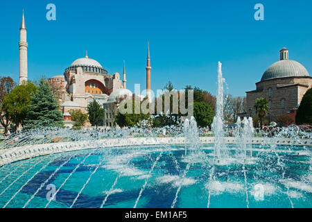 Türkei, Istanbul, Sultanahmet, Brunnen im Sultan Ahmet Park, dahinter die Hagia Sophia und das Haseki Hürrem Hamam. Foto Stock