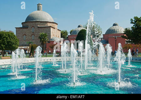 Türkei, Istanbul, Sultanahmet, Brunnen im Sultan Ahmet Park, dahinter das Haseki Hürrem Hamam. Foto Stock