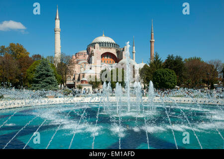 Türkei, Istanbul, Sultanahmet, Brunnen im Sultan Ahmet Park, dahinter die Hagia Sophia Foto Stock