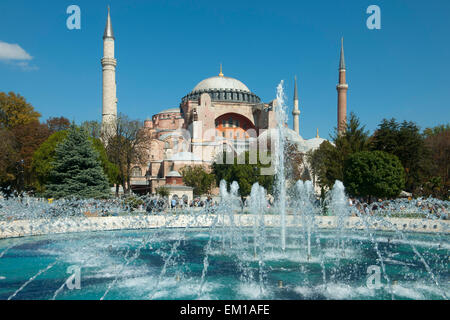 Türkei, Istanbul, Sultanahmet, Brunnen im Sultan Ahmet Park, dahinter die Hagia Sophia Foto Stock