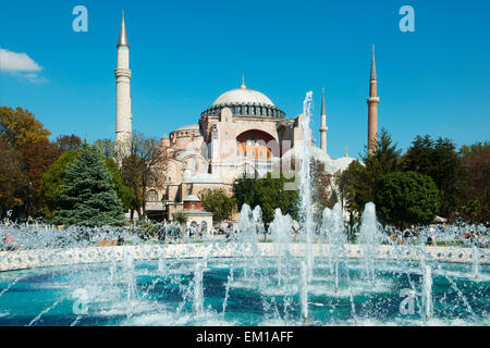 Türkei, Istanbul, Sultanahmet, Brunnen im Sultan Ahmet Park, dahinter die Hagia Sophia Foto Stock