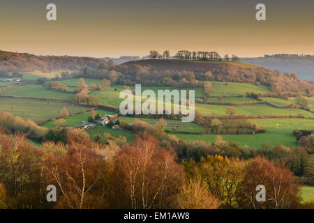 Vista dal picco verso il basso vicino a Dursley, Gloucestershire, Regno Unito Foto Stock