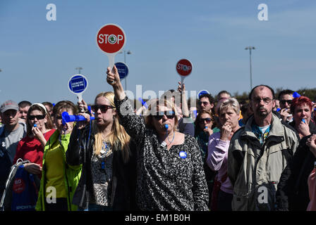 Mlada Boleslav, Repubblica Ceca. Xv Apr, 2015. Skoda auto dipendenti protestano davanti la sede centrale della società a sostegno di un salario escursione richiesti dai sindacati di Mlada Boleslav, Repubblica ceca, 15 aprile 2015. © Radek Petrasek/CTK foto/Alamy Live News Foto Stock