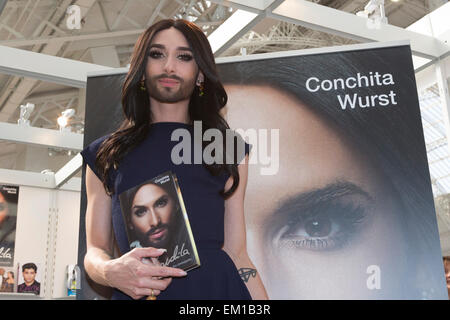 Londra, Regno Unito. Il 15 aprile 2015. Cantante austriaco e 2014 vincitore Eurovisione Conchita Wurst partecipa alla Fiera del libro di Londra per parlare della sua autobiografia "Essendo Conchita', pubblicato da John Blake. La Fiera del libro di Londra 2015 in Olympia exhibition centre in Kensington corre fino al 16 aprile 2015. Credito: Nick Savage/Alamy Live News Foto Stock