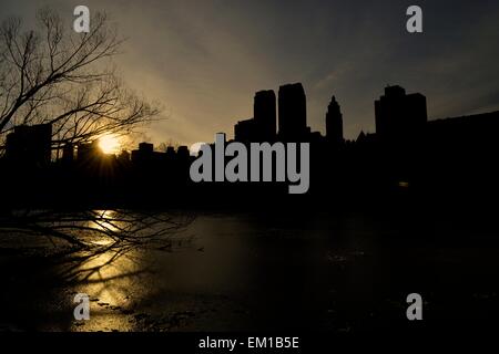 Immagine di un tramonto in inverno da Central Park West Foto Stock