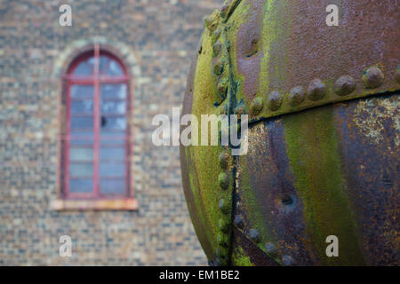 Un vecchie e arrugginite caldaia al di fuori di un motore di pompaggio al Prestongrange industrial museum, orecchio Edimburgo, Scozia. Foto Stock