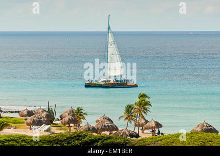 I turisti su un Catamarano Palm Pleasure godetevi la splendida isola tropicale di Aruba Foto Stock