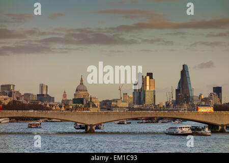 London skyline con St Pauls Catedral, il Cheesegrater e il ponte di Waterloo, Regno Unito Foto Stock