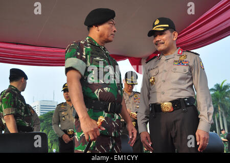 Jakarta, Indonesia. Xv Apr, 2015. Comandante militare indonesiano Moeldoko generale (L) e Vice Capo della nazionale indonesiano Komjen polizia Pol. Badrodin Haiti (R) assistere ad una cerimonia di Asian-African Conferenza le forze di sicurezza al Monumento Nazionale di Jakarta. Credito: Dani Daniar/Alamy Live News Foto Stock