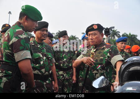 Jakarta, Indonesia. Xv Apr, 2015. Comandante militare indonesiano Moeldoko generale verificare le truppe nella cerimonia della Conferenza Asian-African delle forze di sicurezza al Monumento Nazionale di Jakarta. Credito: Dani Daniar/Alamy Live News Foto Stock