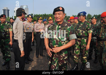 Jakarta, Indonesia. Xv Apr, 2015. Comandante militare indonesiano Moeldoko generale verificare le truppe nella cerimonia della Conferenza Asian-African delle forze di sicurezza al Monumento Nazionale di Jakarta. Credito: Dani Daniar/Alamy Live News Foto Stock