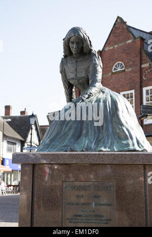 Statua di lo scrittore George Eliot in Nuneaton town center nel Warwickshire Foto Stock