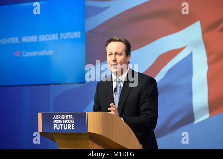 David Cameron sul palco della inaugurazione del partito conservatore Manifesto 2015 a Swindon, Wiltshire Foto Stock