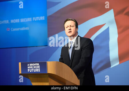 David Cameron sul palco della inaugurazione del partito conservatore Manifesto 2015 a Swindon, Wiltshire Foto Stock