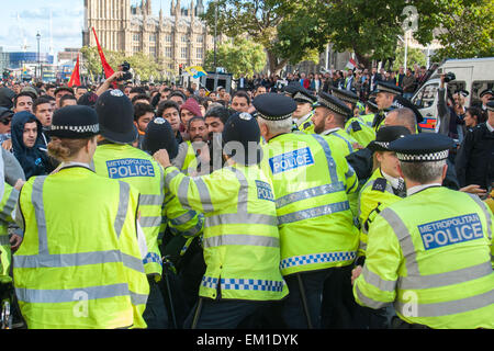 Scontro di polizia con manifestanti curdi fuori le case del Parlamento in piazza del Parlamento, Londra, portando ad arresti con: vista,manifestanti curdi,la Metropolitan Police dove: Londra, Regno Unito quando: 11 Ott 2014 Foto Stock