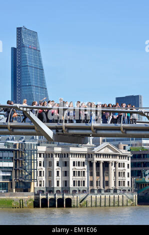Londra, Inghilterra, Regno Unito. Una folla di persone che attraversano il Millennium Bridge, 122 Leadenhall Street in background. Vintners posto Foto Stock