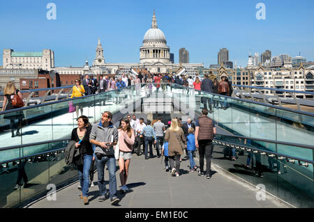 Londra, Inghilterra, Regno Unito. Millennium Bridge, guardando dalla Tate Modern oltre il Tamigi per la Cattedrale di St Paul Foto Stock