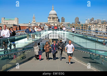 Londra, Inghilterra, Regno Unito. Millennium Bridge, guardando dalla Tate Modern oltre il Tamigi per la Cattedrale di St Paul Foto Stock